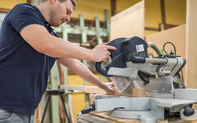 Große Schreiner-Werkstatt mit moderner Ausstattung